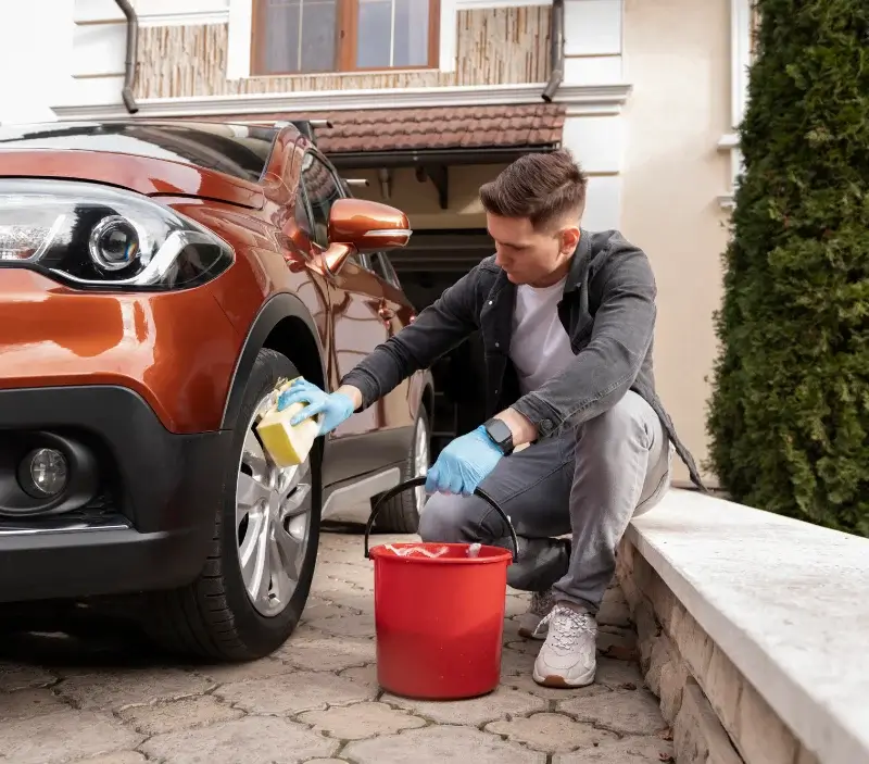 Lavage auto à domicile Saint-Jean-Lasseille : professionnel intervenant sur un véhicule